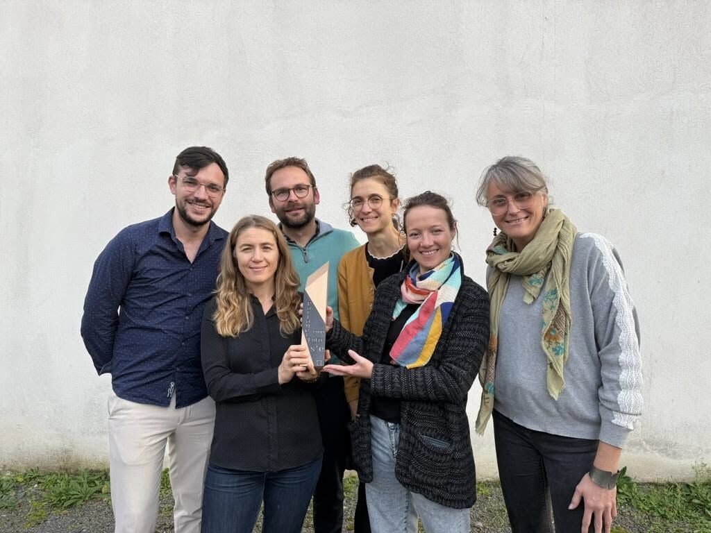 L'équipe de TIC 44 avec le Trophée Le Décennal