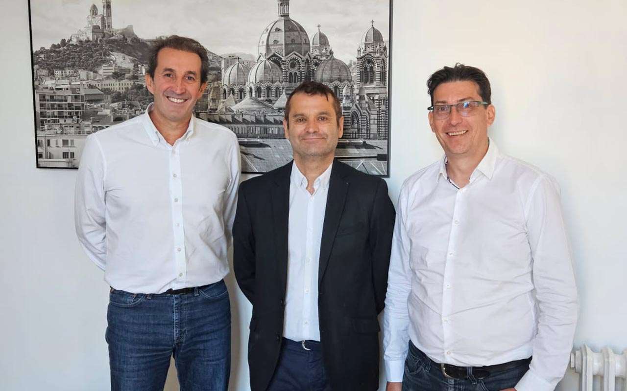 Patrice Bouyssou, directeur général de SavoirsPlus, Yves Morel, le cédant, et Stéphane Pantin, directeur général délégué de Librairie eMLS.