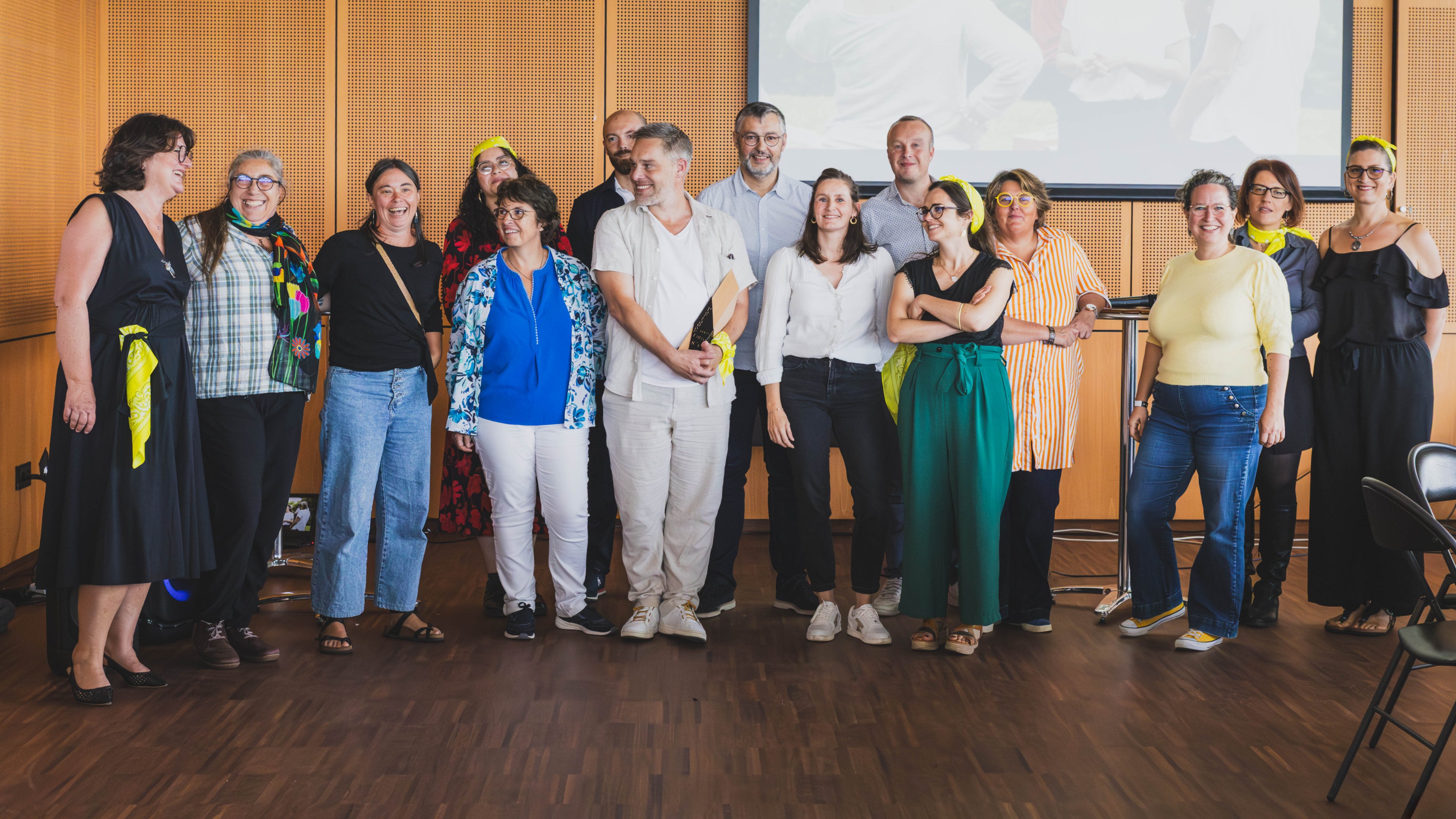 équipe d'Avant-Première avec le Trophée le Décennal