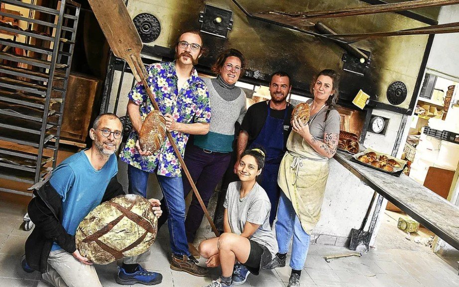 Une partie de l’équipe de L’Arbre à pain, la coopérative boulangère installée à Mellionnec. (Le Télégramme/Thierry Le Corre)
